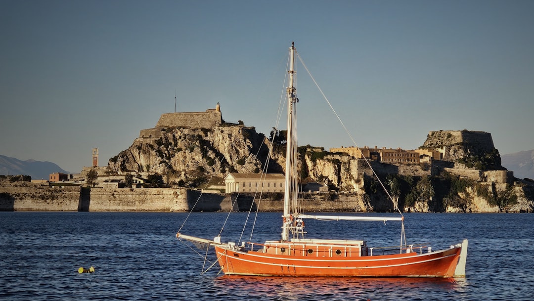 Rejs po greckich wyspach - niezapomniana przygoda na Morzu Egejskim